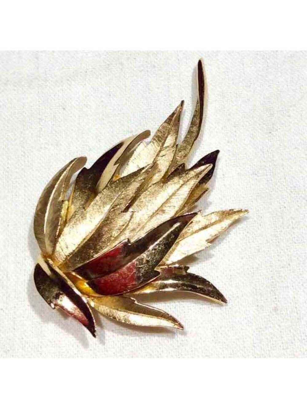VTG CROWN TRIFARI GOLD LEAF PIN BROOCH